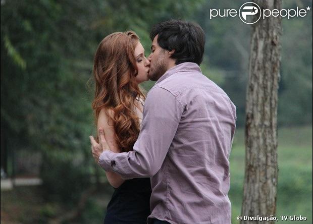 Nicole (Marina Ruy Barbosa) e Thales (Ricardo Tozzi) se beijam durante um passeio, em cena de 'Amor à Vida', em 22 de junho de 2013
