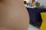 Marido de Ana Hickmann paparica a barriga de grávida da mulher: 'Está crescendo'