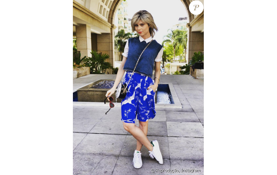 Visual moderno e cheio de tendências: blusa jeans, bermuda estampada de tecido leve e, claro, o tênis Adidas deixando o look 100% confortável