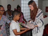 Marina Ruy Barbosa entrega presentes de Natal para crianças carentes no Rio