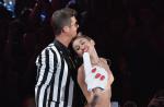 Postura de Miley Cyrus no VMA 2013 é criticada por famosos: 'Desesperada'