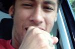 Neymar faz careta e dubla música de Thiaguinho em vídeo e posa sexy em foto