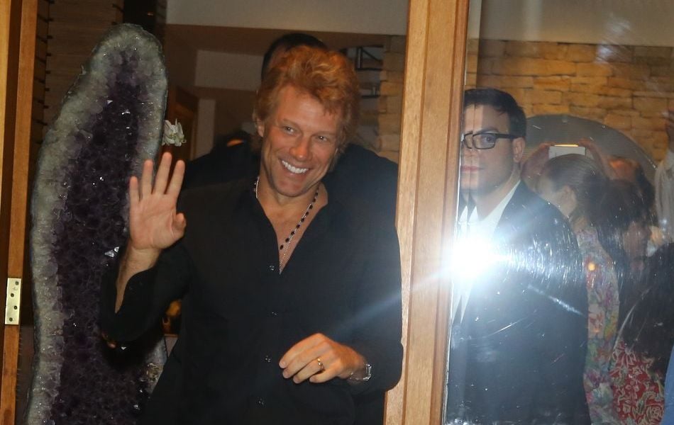 Integrantes Do Bon Jovi Atendem F S Ap S Jantar Em Restaurante De S O