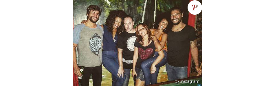 Juliana Alves e Ernani Nunes com grupo de amigos, entre eles, a atriz Sheron Menezzes com o namorado
