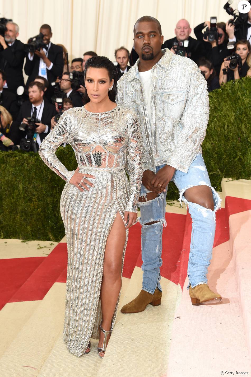 O casal Kim Kardashian e Kanye West apostou em looks Balmain. Enquanto a socialite investiu em vestido metalizado, o rapper ousou ao aparecer de jeans destroyed no Met Gala, em Nova York, nesta segunda-feira, 2 de maio de 2016