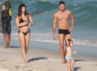 Malvino Salvador vai à praia com família e Kyra Gracie exibe barriga de grávida