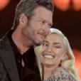 O casal Gwen Stefani e Blake Shelton optaram por interpretar suas gravações mais recentes, 'Just Like Fire', tema de 'Alice Através do Espelho'