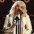 O palco ainda recebeu Kesha para uma performance emocionante de 'It Ain't Me Babe', em tributo a Bob Dylan