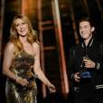 A cantora Céline Dion terminou a noite em lágrimas ao receber das mãos de um dos filhos, o prêmio 'Billboard Ícone'