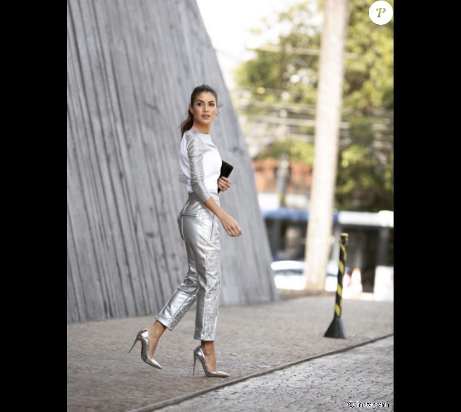 Camila Coelho, blogueira de moda com mais de 4 milhões de seguidores no Instagram, usou um look metalizado total Gloria Coelho e sapatos Louboutin no mesmo tom para ir ao São Paulo Fashion Week em abril de 2016