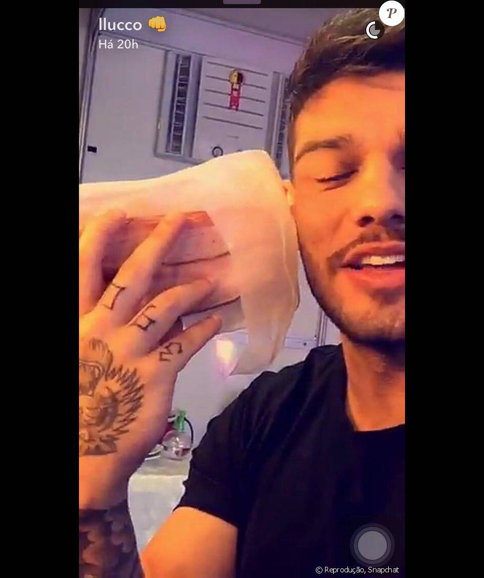 'A fã chega e quer te entregar uma carta, mas o que tem atrás? Um pedaço de bacon. É uma carta disfarçada de bacon ou um bacon disfarçado de carta?', declarou Lucas Lucco