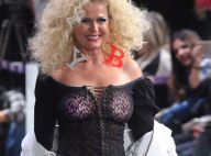 Xuxa desfila com seios à mostra e aplique nos cabelos: 'Vovó na passarela'