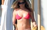 Jennifer Aniston exibe boa forma de biquíni aos 43 anos, no México