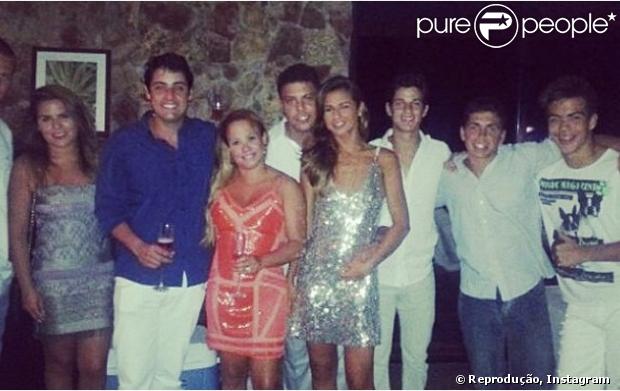 Ronaldo posa abraçando a DJ Paula Morais em foto publicada no Instagram no dia 31 de dezembro de 2012