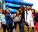 Paula Morais posa com participantes do reality 'Viagem sem fim'