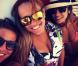 Paula Morais, de biquíni laranja, posta foto com Ione, irmã de Ronaldo, e Maria Morais