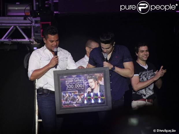 Luan Santana recebe disco duplo de platina das mãos do grupo de pagode Sorriso Maroto pelo CD e DVD 'O Nosso Tempo É Hoje', quinta-feira, 12 de dezembro de 2013, Barra Music, Barra da Tijuca, Zona Oeste do Rio de Janeiro