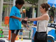 Drica Moraes brinca com o filho, Matheus, em parque ao ar livre no Rio