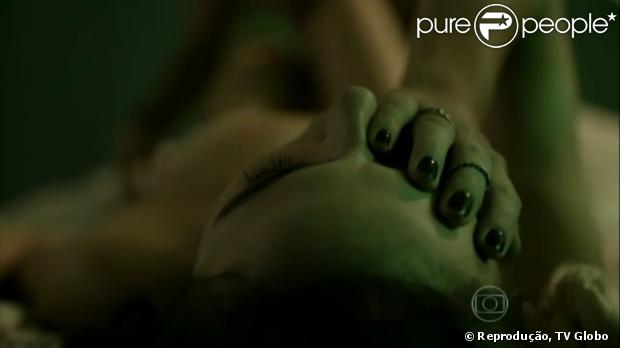 Os telespectadores de 'Amores Roubados' precisaram esperar até o terceiro capítulo da minissérie para ver o romance entre os personagens de Isis Valverde e Cauã Reymond