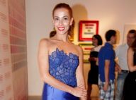 Tania Khalill usa vestido justo e faz as unhas em evento realizado em São Paulo
