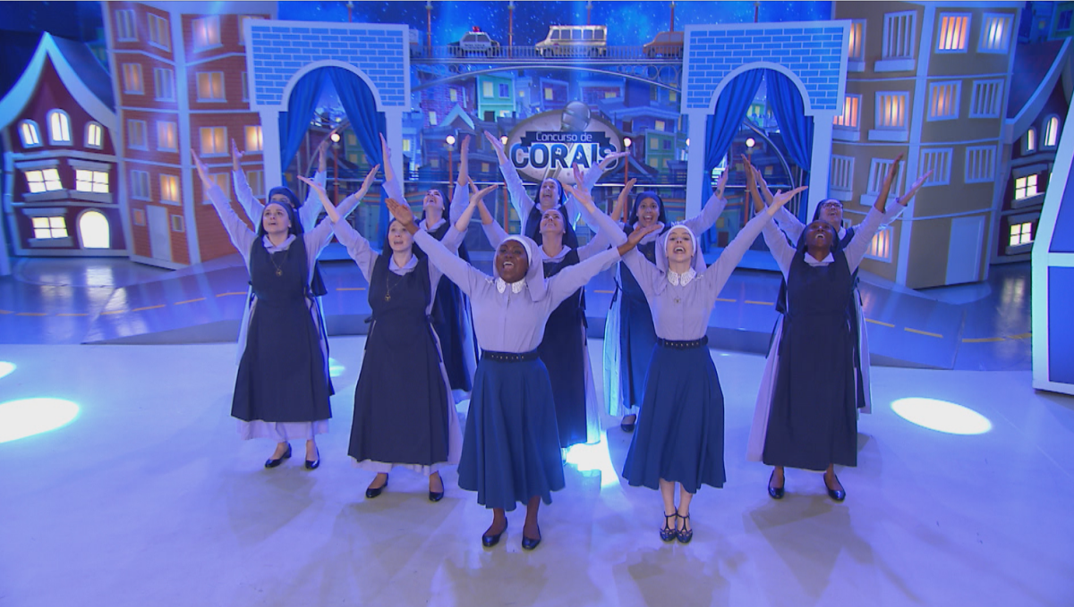 Foto Sem as dançarinas do Programa do Ratinho no palco as freiras se