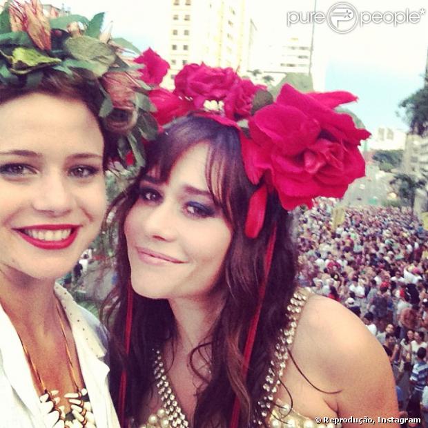 Alessandra Negrini e Leandra Leal pularam carnaval no bloco Acadêmicos do Baixo Augusta, em São Paulo