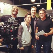 Os lutadores brasileiros Anderson Silva e Lyoto Machida nos bastidores das filmagens de um longa-metragem de ação no Canadá, em novembro de 2012.
