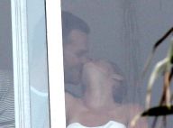 Gisele Bündchen e o marido, Tom Brady, se beijam em sacada de hotel no Rio