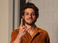 Chay Suede, de 'Império', troca beijos com menina durante show de Thiaguinho