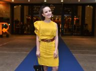 Cor do verão? Larissa Manoela alia acessórios grifados a look amarelo em prêmio