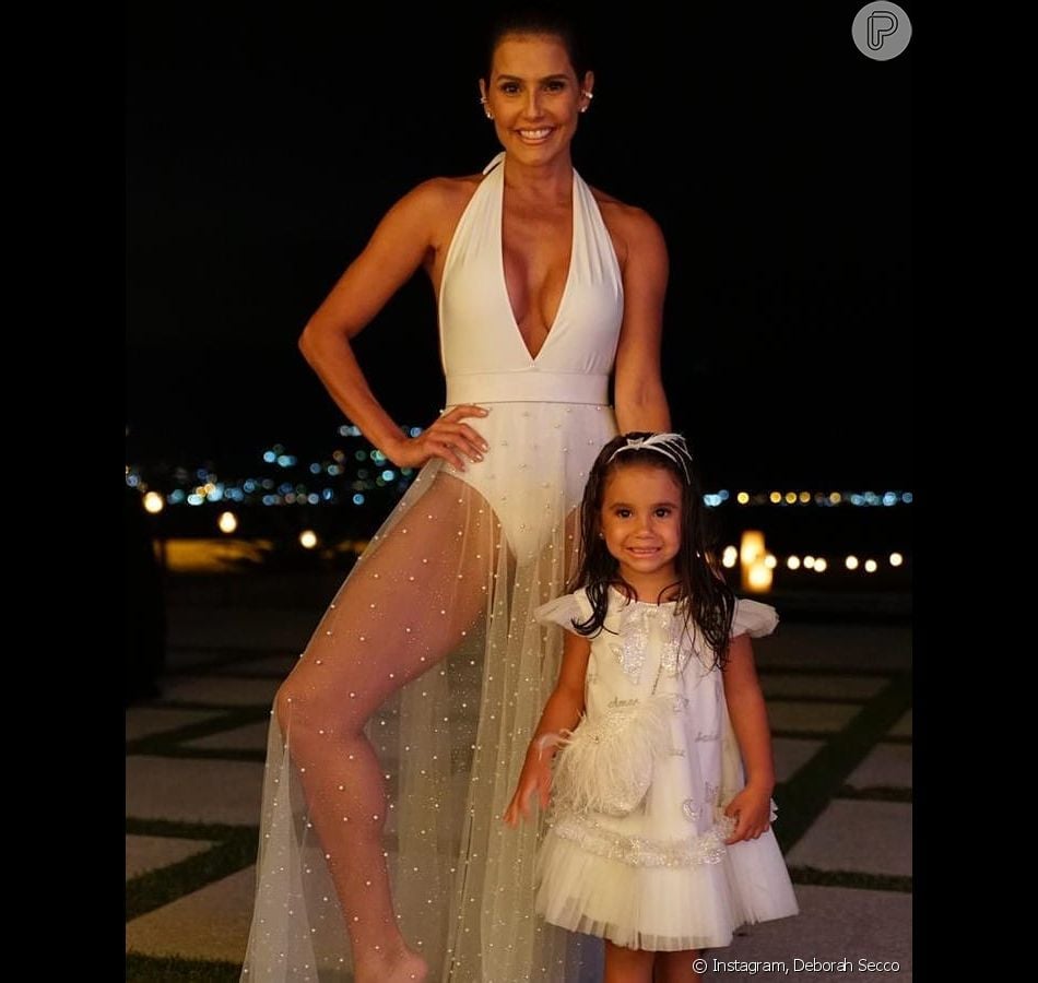 Deborah Secco usou um body com saia longa e transparente no look do RÃ©veillon 2019