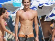 Bruno Montaleone critica repercussão de foto sem camisa na praia: 'Acho banal'
