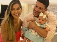 Mayra Cardi mostra a filha, Sophia, tentando andar com 2 meses: 'Quer correr'