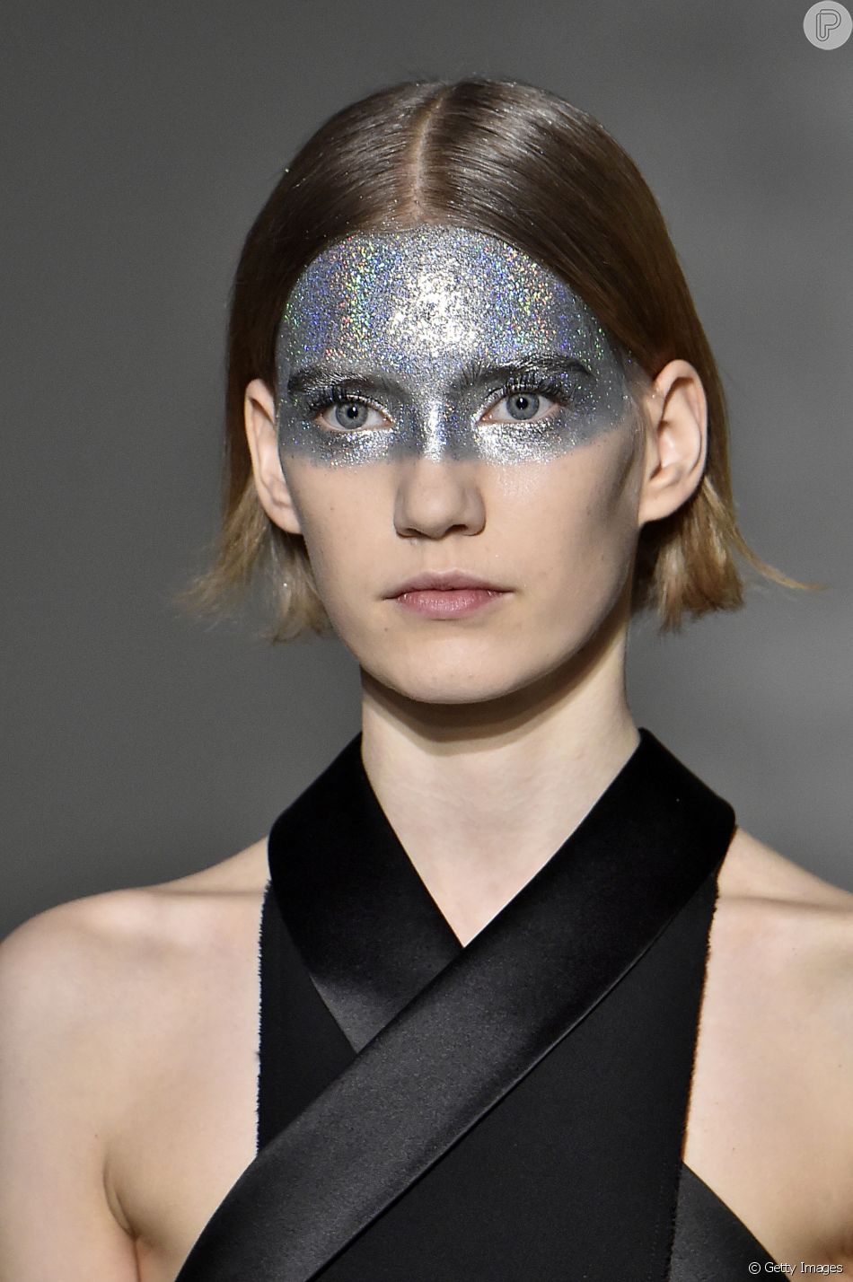 Na Givenchy, a mÃ¡scara de glitter prateado foi destaque nas passarelas da Semana de Moda de Paris 2019