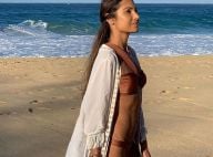 Patricia Poeta une kimono de franjas e biquíni ao curtir praia do Caribe. Fotos!