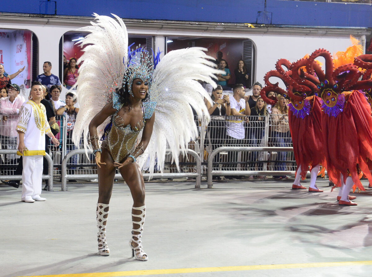 Foto Erika Januza Desfilou Como Musa Da Vai Vai Ao Estrear No Carnaval