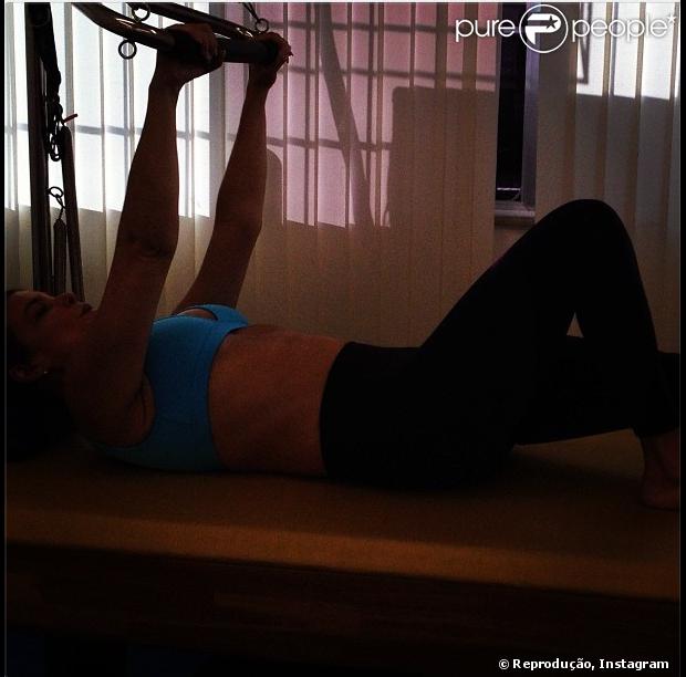 Cristiana Oliveira posta foto em seu Instagram praticando pilates e diz que é sua nova paixão, em 20 de fevereiro de 2013