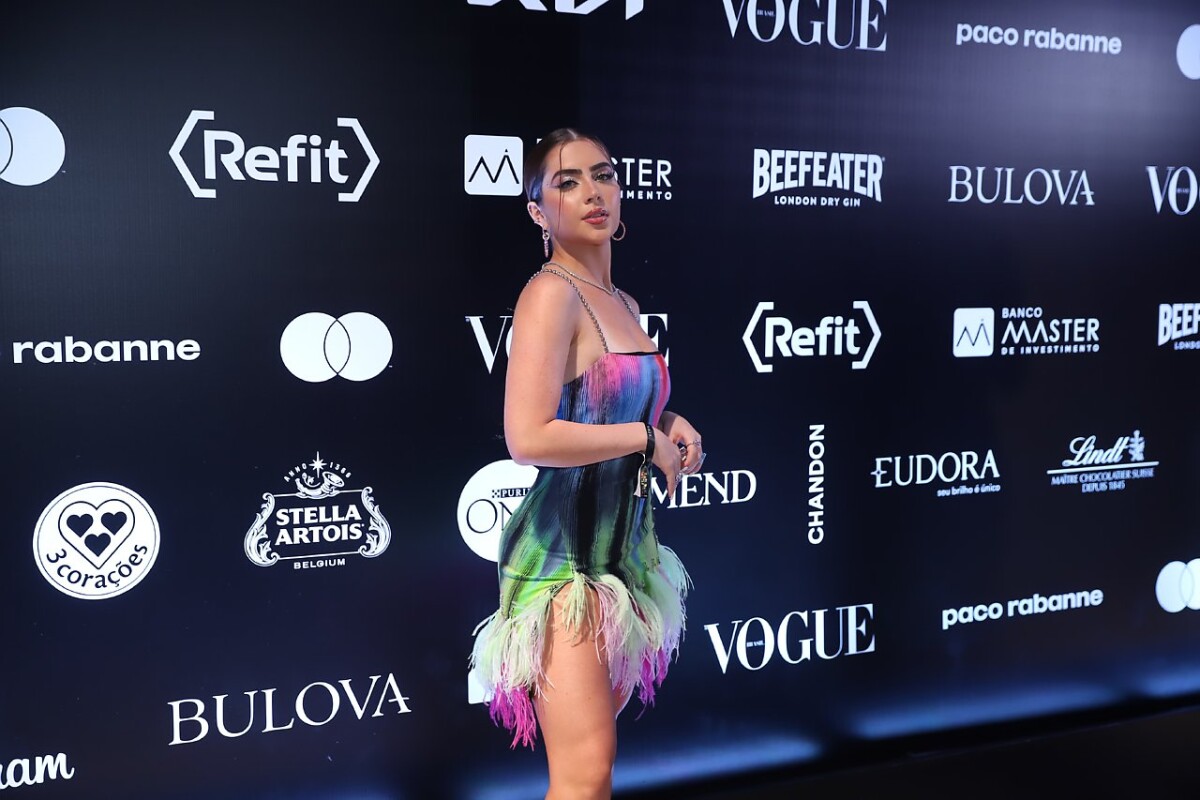 Foto Jade Picon Aposta Em Vestido Tubinho Plumas Na Parte Inferior