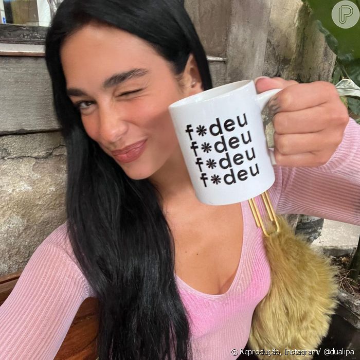 Dua Lipa também foi na cafeteria Coffee Lab Purepeople