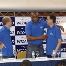 Anderson Silva cumprimenta Carlos Wizard Martins