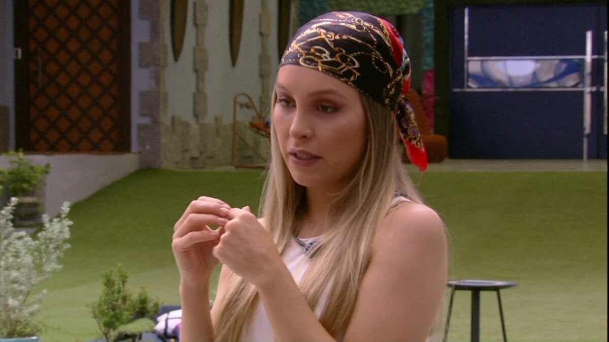 Foto A atriz Carla Diaz não abria mão dos lenços ao participar do BBB Purepeople