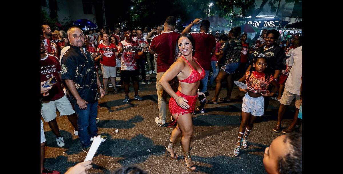 Foto Viviane Araujo Arrasou Seu Samba No P E Simpatia Em Novo