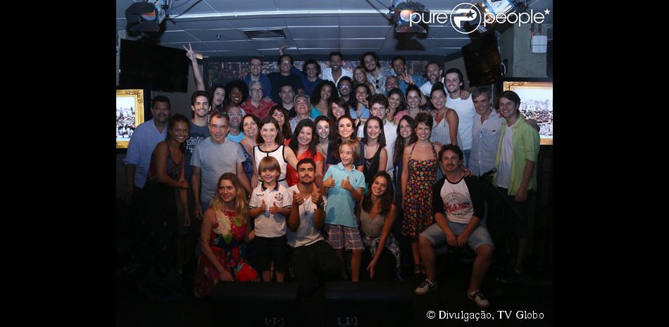 476684-bruna-marquezine-posa-ao-lado-do-