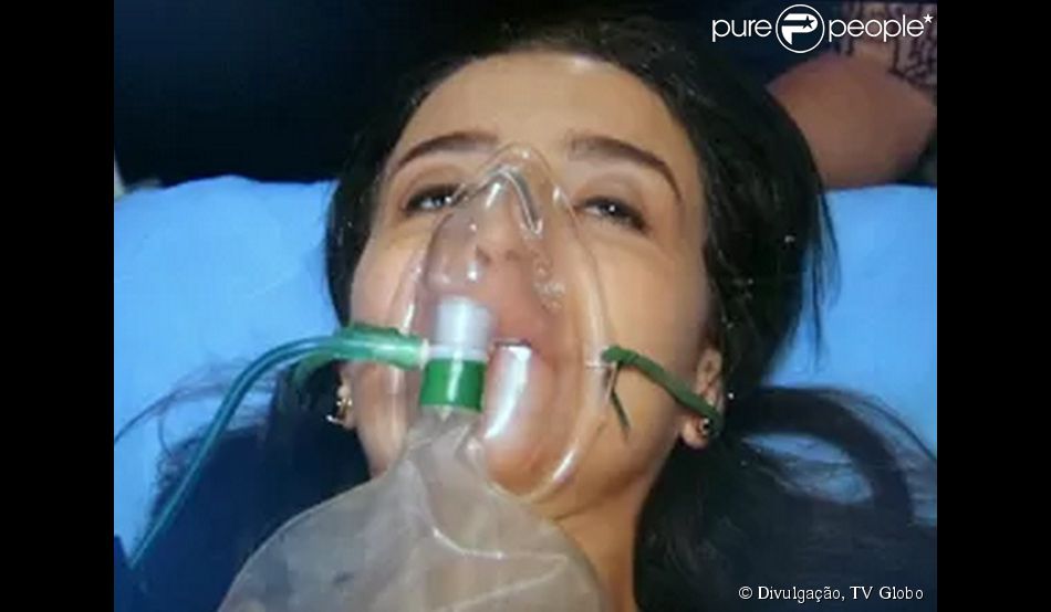 Cora (Marjorie Estiano) morre no hospital após ser baleada na Sapucaí para salvar José Alfredo (Alexandre Nero), em 'Império', em 23 de fevereiro de 2015