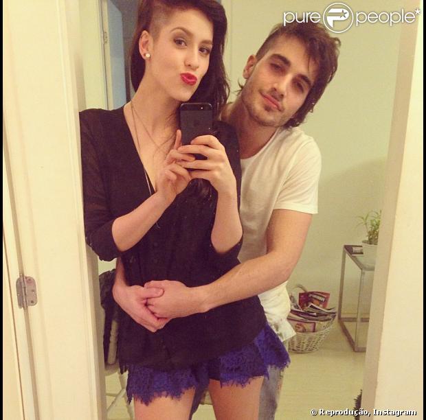 Sophia Abrahão posta foto em que ela e o namorado, Fiuk, aparecem com os cabelos raspados na lateral da cabeça, em 18 de maio de 2013