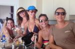 Ivete Sangalo, de biquíni, lava a louça com as amigas: 'Lavando os pratos'