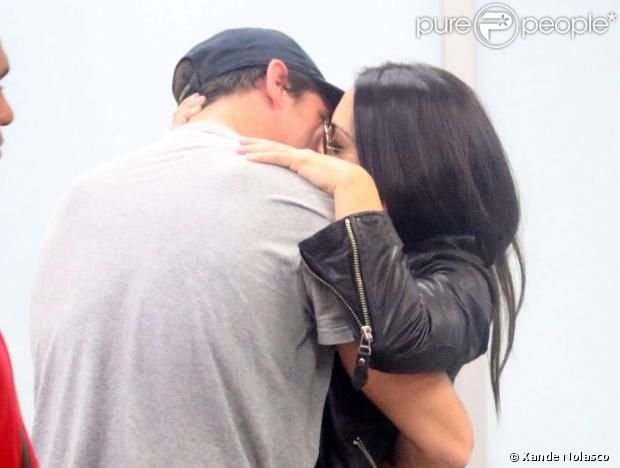 Cleo Pires é recebida por Rômulo Neto que tasca um beijão na compaheira, em 19 de junho de 2013