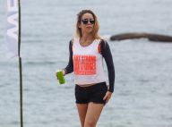 Danielle Winits exibe boa forma de shortinho em pool party em Angra dos Reis