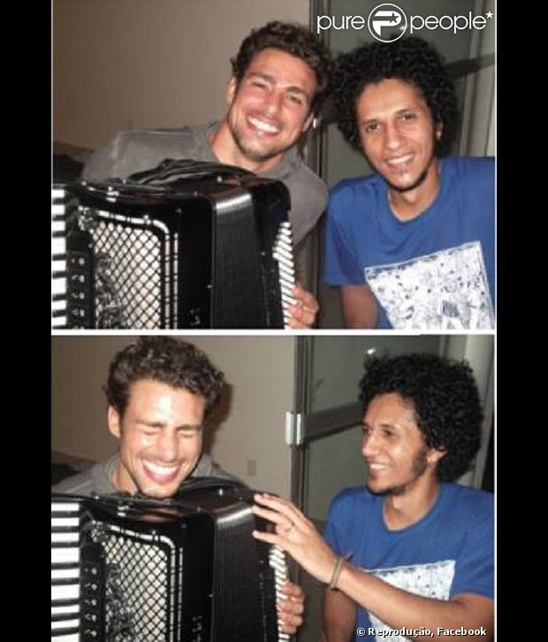 Isis Valverde e Cauã Reymond posam com o sanfoneiro Targino Gondim nas gravações de 'Amores Roubados' em Juazeiro (BA), em agosto de 2013