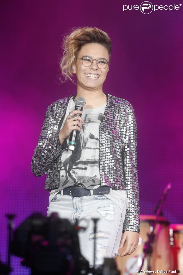 Maria Gadú subiu ao palco do Rock in Rio para homenagear Cazuza vestindo saia jeans, casaco de paetê, penteado novo e maquiagem caprichada nesta sexta-feira, 13 de setembro de 2013